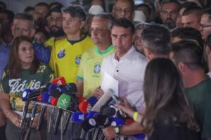 Moraes manda Flávio entregar passaporte e o proíbe de deixar o país