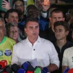 Flávio Bolsonaro cruza fronteira argentina e segue para o Equador