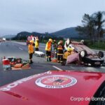 Capotamento e batida traseira mobilizam equipes de resgate na BR-470