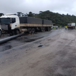 Carga de tubos se solta de caminhão e provoca acidente na BR-280