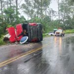 Caminhão tomba e deixa o trânsito em meia pista na SC-446