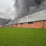 Incêndio atinge galpão de empresa em Blumenau