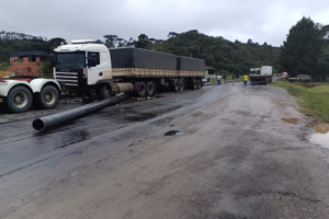 Carga de tubos se solta de caminhão e provoca acidente na BR-280