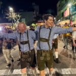Luciano Hang e Celso Portiolli participam do desfile da Oktoberfest neste sábado (10)
