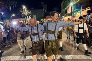 Luciano Hang e Celso Portiolli participam do desfile da Oktoberfest neste sábado (10)