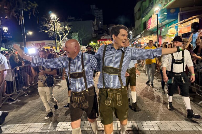 Luciano Hang e Celso Portiolli participam do desfile da Oktoberfest neste sábado (10)
