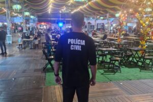 Polícia Civil conduz homem suspeito de injúria racial durante a Fenarreco, em Brusque