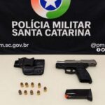 Homem é detido com pistola e sinais de embriaguez ao volante, em Brusque