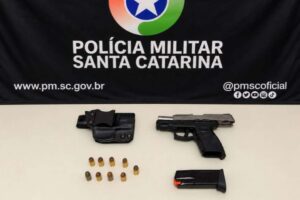 Homem é detido com pistola e sinais de embriaguez ao volante, em Brusque
