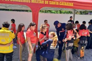 Bombeiros Mirins participam de atividades na sede da guarnição de Brusque