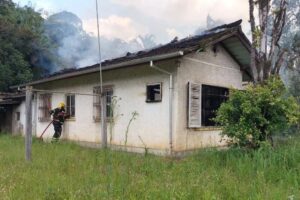 Incêndio atinge residência em Blumenau