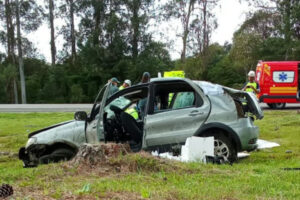 Mulher de 69 anos perde braço após ser arremessada de carro durante capotamento na BR-116