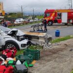 Mulher fica presa às ferragens após carro atingir poste em Gaspar