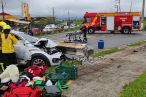 Mulher fica presa às ferragens após carro atingir poste em Gaspar