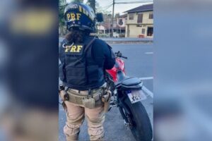 Fita na placa para enganar radares termina com dois detidos na BR-470