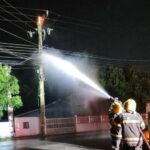 Fogo atinge poste de madeira e mobiliza bombeiros em Gaspar