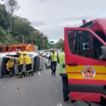 Veículo tomba e quatro pessoas ficam feridas após colisão em Blumenau