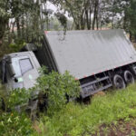 Caminhão do Exército Brasileiro sai da pista e tomba na BR-282, em Santa Catarina
