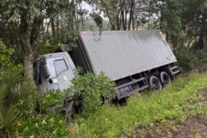 Caminhão do Exército Brasileiro sai da pista e tomba na BR-282, em Santa Catarina
