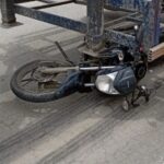 Motociclista fica preso sob caminhão após acidente em Itapoá (SC)