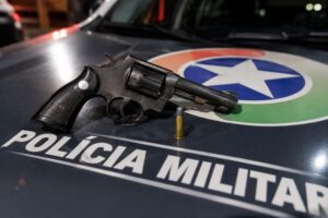 PM atende acidente e encontra arma de fogo dentro de veículo em Brusque