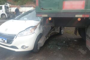 Mulher fica gravemente ferida após carro bater na traseira de carreta na SC-108