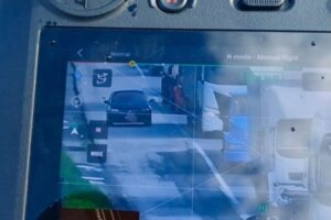 Motoristas são flagrados transitando pelo acostamento, usando celular e sem cinto