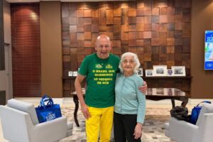 Luciano Hang recebe dona Emília, de 103 anos, que sonhava em conhecê-lo