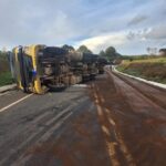 Caminhão tomba na SC-120 e deixa motorista ferido em Curitibanos (SC)