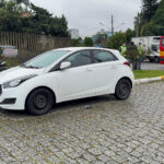 Motoboy de 45 anos fica ferido após colisão entre carro e moto em Brusque