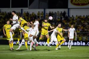 Com um a mais, Mirassol vence e complica Internacional no Brasileirão