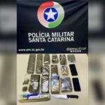 Dupla é levada à delegacia após apreensão de 5,8 kg de maconha em Brusque