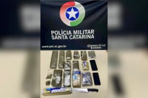 Dupla é levada à delegacia após apreensão de 5,8 kg de maconha em Brusque