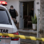 Homem é encontrado morto dentro de casa após ser esfaqueado pela companheira em Bombinhas