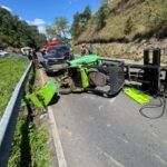 Empilhadeira cai de caminhão, atinge veículos e bloqueia a Serra do Rio do Rastro