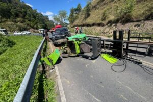 Empilhadeira cai de caminhão, atinge veículos e bloqueia a Serra do Rio do Rastro