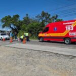 Mulher fica ferida após carro atingir traseira de moto em Brusque