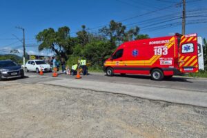 Mulher fica ferida após carro atingir traseira de moto em Brusque