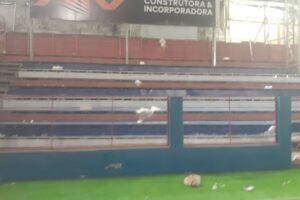 Brusque FC tentou soluções para que jogo seguisse; arquibancada foi interditada