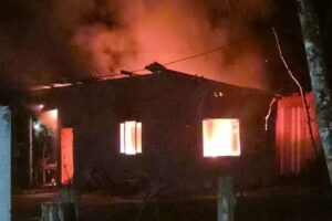 Incêndio atinge residência durante a madrugada em Ilhota (SC)