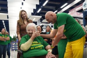 Sonho realizado: Idosa conhece a Havan após história emocionar Luciano Hang