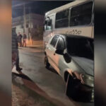 Ônibus do transporte coletivo e carro se envolvem em acidente no Poço Fundo, em Brusque