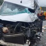 Colisão frontal deixa dois motoristas presos às ferragens na BR-470