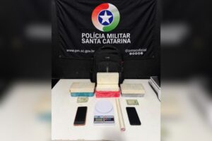 Mais de 8,6 kg de cocaína são apreendidos e duas pessoas são presas em Itajaí