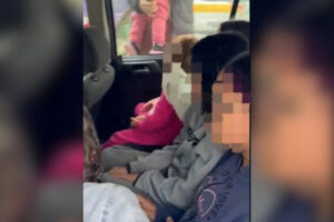 Polícia flagra 11 pessoas em Corsa e crianças no porta-malas