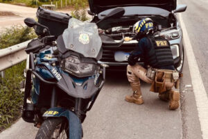 PRF recupera carro roubado que circulava clonado e prende motorista na BR-470