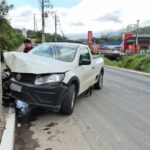 Carro bate em poste e deixa homem e criança feridos em Brusque