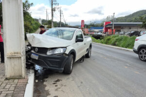 Carro bate em poste e deixa homem e criança feridos em Brusque