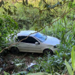 Carro com três ocupantes sem cinto capota e despenca em ribanceira em Ilhota