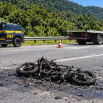 Motociclista de 37 anos morre após acidente e moto pegar fogo na BR-101, em Tijucas